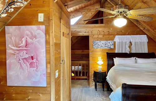 Pine Mountain Cabin | Shabby Chic meets the mountains! Sleeps 6