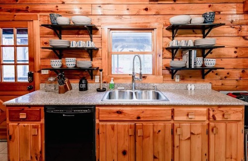 Halltown Cabin | Shade Tree Cabin Near Harpers Ferry Casino Race Track