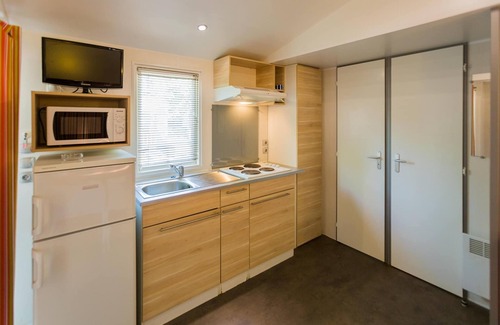 Cambrils House | Shaded Mobile Home Escape