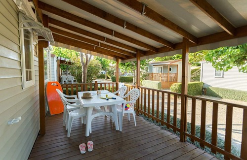 Cambrils House | Shaded Mobile Home Escape