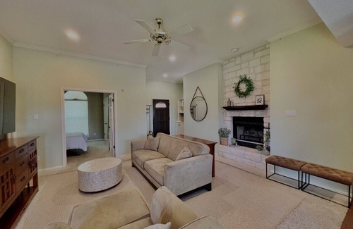 Temple House | Shaded Oaks Peaceful Golf Course and Close to BSW