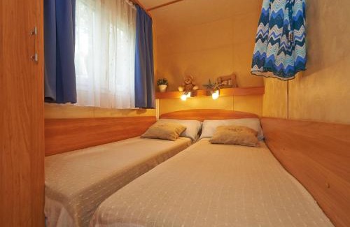 Baia Domizia Ski Chalet | Shaded Retreat by the Beach