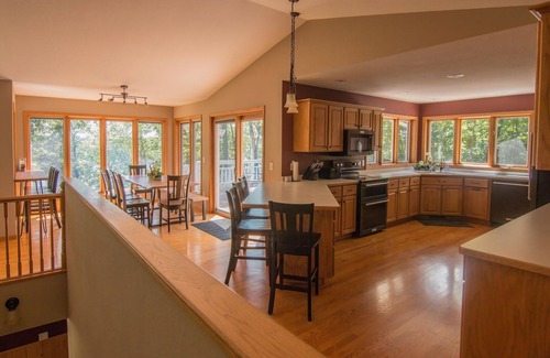 Brainerd House | Shady Crest. Pool table, games, bonfire, Legos. Lake w/kayaks. 5 kings - 16ppl.