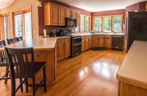 Brainerd House | Shady Crest. Pool table, games, bonfire, Legos. Lake w/kayaks. 5 kings - 16ppl.