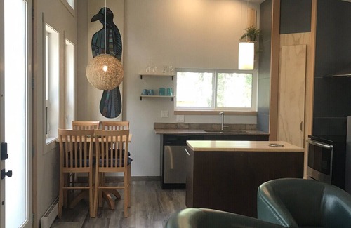 Golden House | Shady forest Base camp! 2 homes, a chalet and a cabin, sleeps 8!