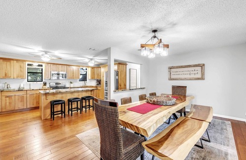 Kingsland House | Shady Grove: Lakefront house, huge yard, & kayaks