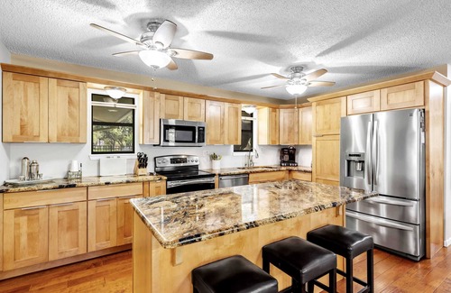 Kingsland House | Shady Grove: Lakefront house, huge yard, & kayaks
