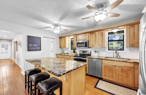 Kingsland House | Shady Grove: Lakefront house, huge yard, & kayaks