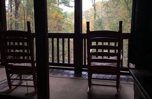 Ellijay Cabin | Shady Hollow-Romantic Couple's Getaway with Hot Tub and High Speed Internet!