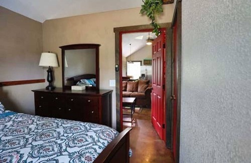 Hugo Cabin | Shady Oaks RV Resort 1 Bedroom Modern Cabin