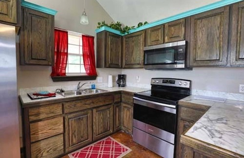 Hugo Cabin | Shady Oaks RV Resort 1 Bedroom Modern Cabin