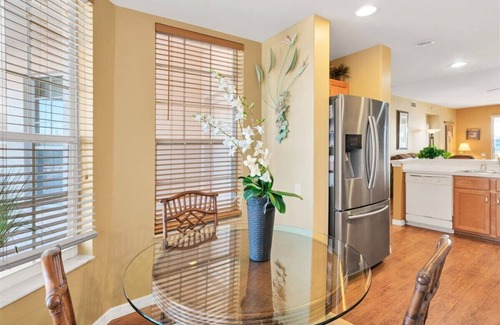 Tropical Cove Condo | Shady Palms Retreat at Lexington CC Lake Village