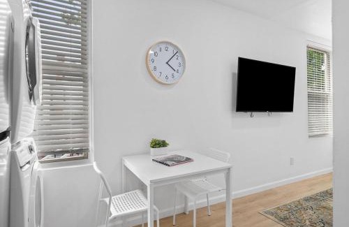 Shadyside Apartment | Shadyside, Central !2 Bright and Stylish Studio With Free Parking