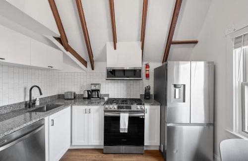 Shadyside Apartment | Shadyside, Pittsburgh, Modern and Stylish 1 Bedroom Unit5 with Free Parking