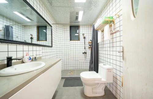 Downtown Shanghai Apartment | Shanghai Hills & Well-Time Modern Family B&B with Two bedrooms Near Bund