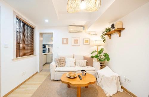 Xuhui Apartment | Shanghai Hills & Well-time Woodland 2B Suite close to Photospot Wukang Mansion