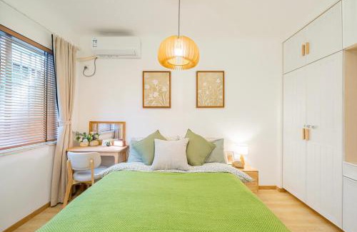 Xuhui Apartment | Shanghai Hills & Well-time Woodland 2B Suite close to Photospot Wukang Mansion