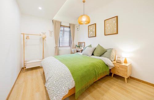 Xuhui Apartment | Shanghai Hills & Well-time Woodland 2B Suite close to Photospot Wukang Mansion