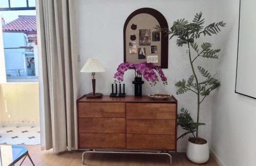 Huaihai Road Commercial Area Apartment | Shanghai Hills & Zinn Sunshine BnB with Balcony Near Metro Line1 Changshu rd