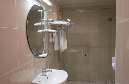 Wynnum West Hotel | Shangri-La Gardens