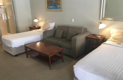 Wynnum West Hotel | Shangri-La Gardens