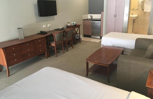 Wynnum West Hotel | Shangri-La Gardens