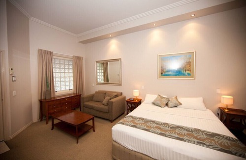 Wynnum West Hotel | Shangri La Gardens