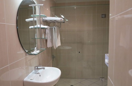 Wynnum West Hotel | Shangri La Gardens