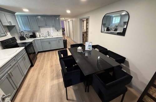 Montville House | Shantok Queen suites walk to Mohegan casino/Wi-Fi