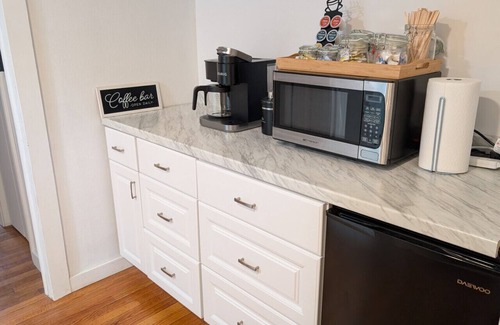 Montville House | Shantok Queen suites walk to Mohegan casino/Wi-Fi