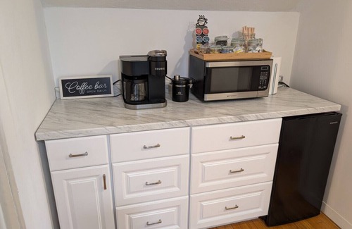 Montville House | Shantok Queen suites walk to Mohegan casino/Wi-Fi