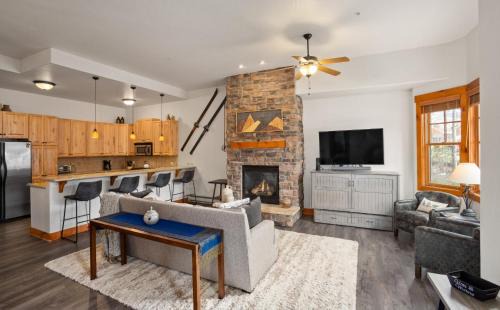 Steamboat Springs House | Shared Hot Tub,1 Car Garage, Dining & Grocery, Walk to Shops, On Bus Route