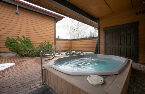 Steamboat Springs House | Shared Hot Tub,1 Car Garage, Dining & Grocery, Walk to Shops, On Bus Route