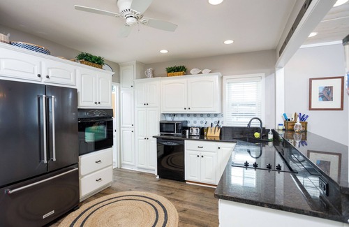 Shawano Cottage | Shawano Lake waterfront home- renovated and great for groups!