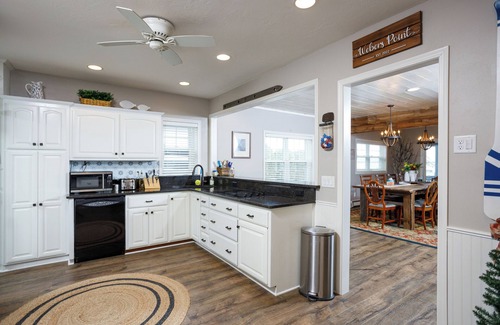 Shawano Cottage | Shawano Lake waterfront home- renovated and great for groups!