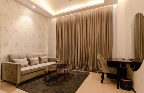 Jabalpur Hotel | Shawn Elizey