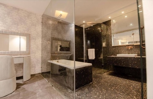 Jabalpur Hotel | Shawn Elizey