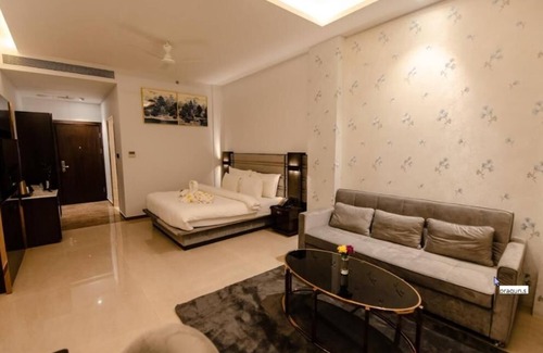 Jabalpur Hotel | Shawn Elizey