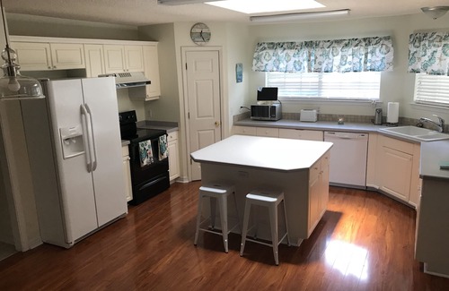 Navarre House | Shellfish Beach House Getaway Retreat - Perfect Location