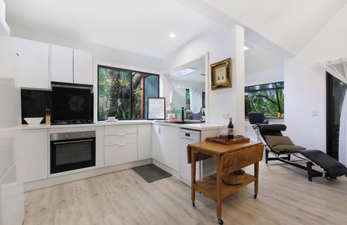 Sawtell House | Shellies on the Beach Little House - 2BR Absolute Beachfront with Outdoor Bath