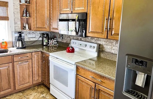 Oak Harbor House | "SHELLSEEKER" 4 BED LAKEFRONT PRIVATE BEACH SLEEPS 14 plus