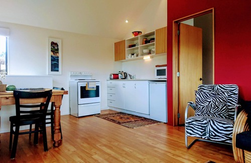 Surfdale Apartment | Shelly Beach Studio sea views over Putiki Bay