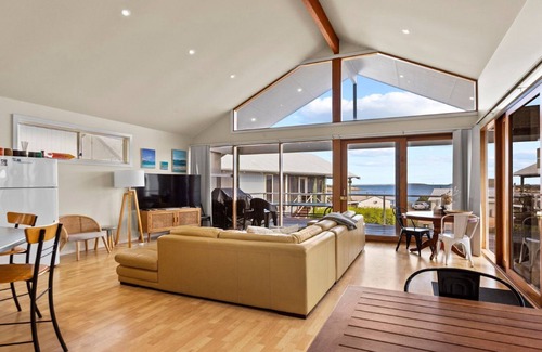Lake Wangary House | Sheoak Holiday Home is an Executive Style two story holiday home located on the Esplanade