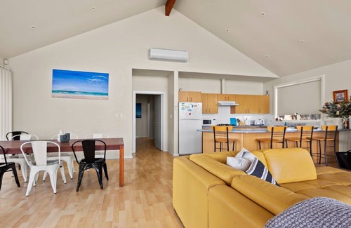 Lake Wangary House | Sheoak Holiday Home is an Executive Style two story holiday home located on the Esplanade
