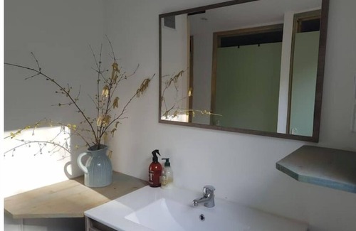 Sougeres-en-Puisaye Cottage | Shepherds hut in a green setting near Guèdelon.