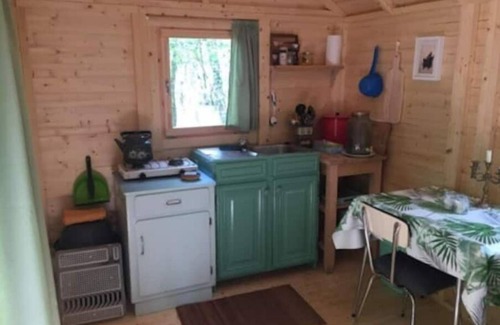 Sougeres-en-Puisaye Cabin | Shepherds hut in a green setting near Guèdelon