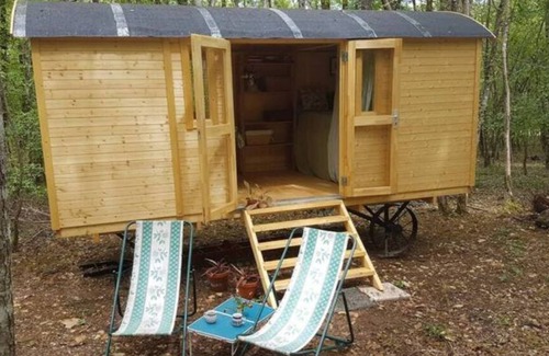 Sougeres-en-Puisaye Cabin | Shepherds hut in a green setting near Guèdelon
