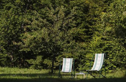 Sougeres-en-Puisaye Cabin | Shepherds hut in a green setting near Guèdelon