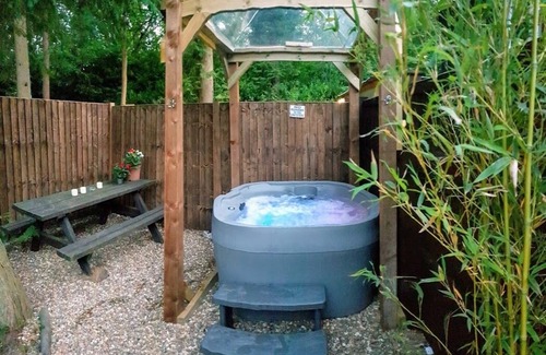 Warlingham Cabin | Shepherds hut with hot tub and BBQ