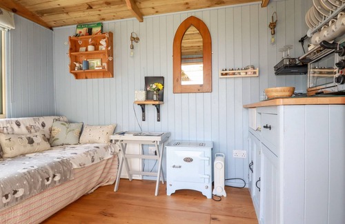 Brazzacott Cottage | SHEPHERDS RETREAT, pet friendly, with hot tub in Crackington Haven